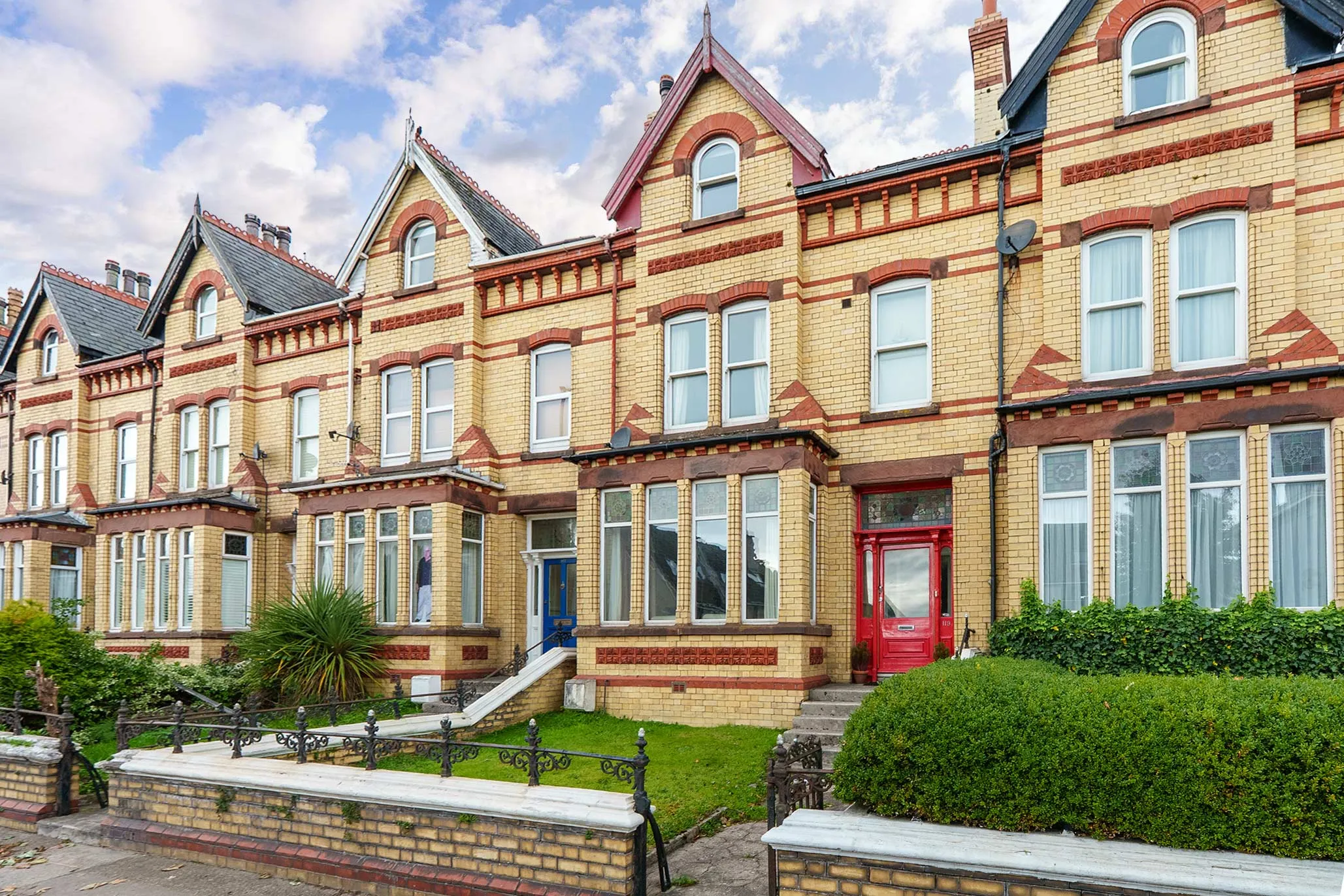 Spacious Traditional Town House with Parking