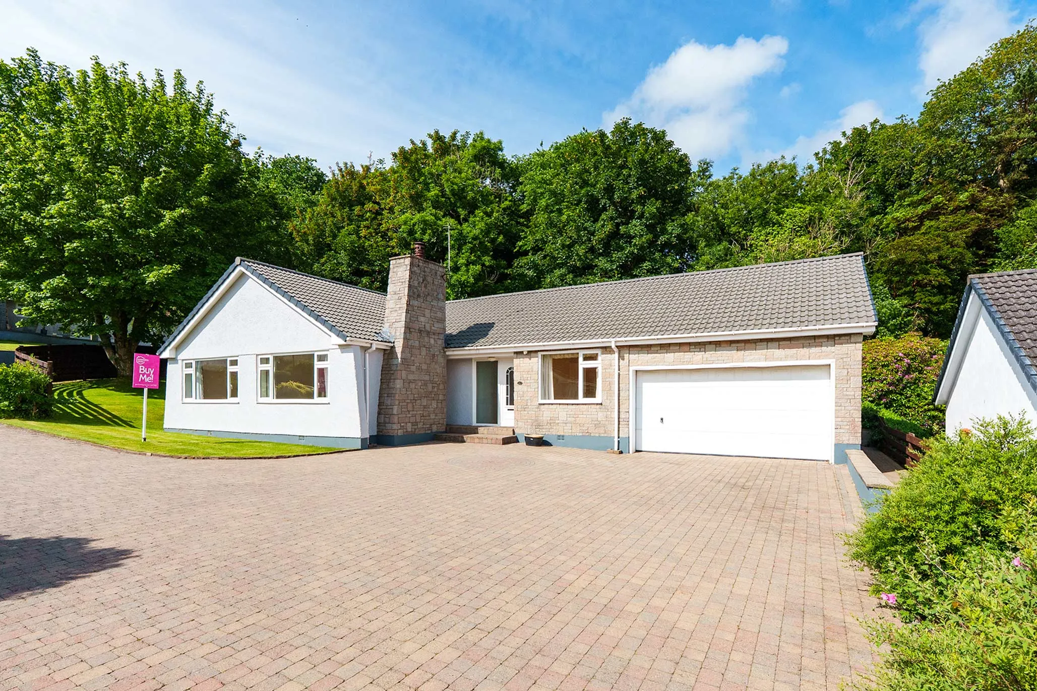 Extended Bungalow with Large Plot and Outbuilding