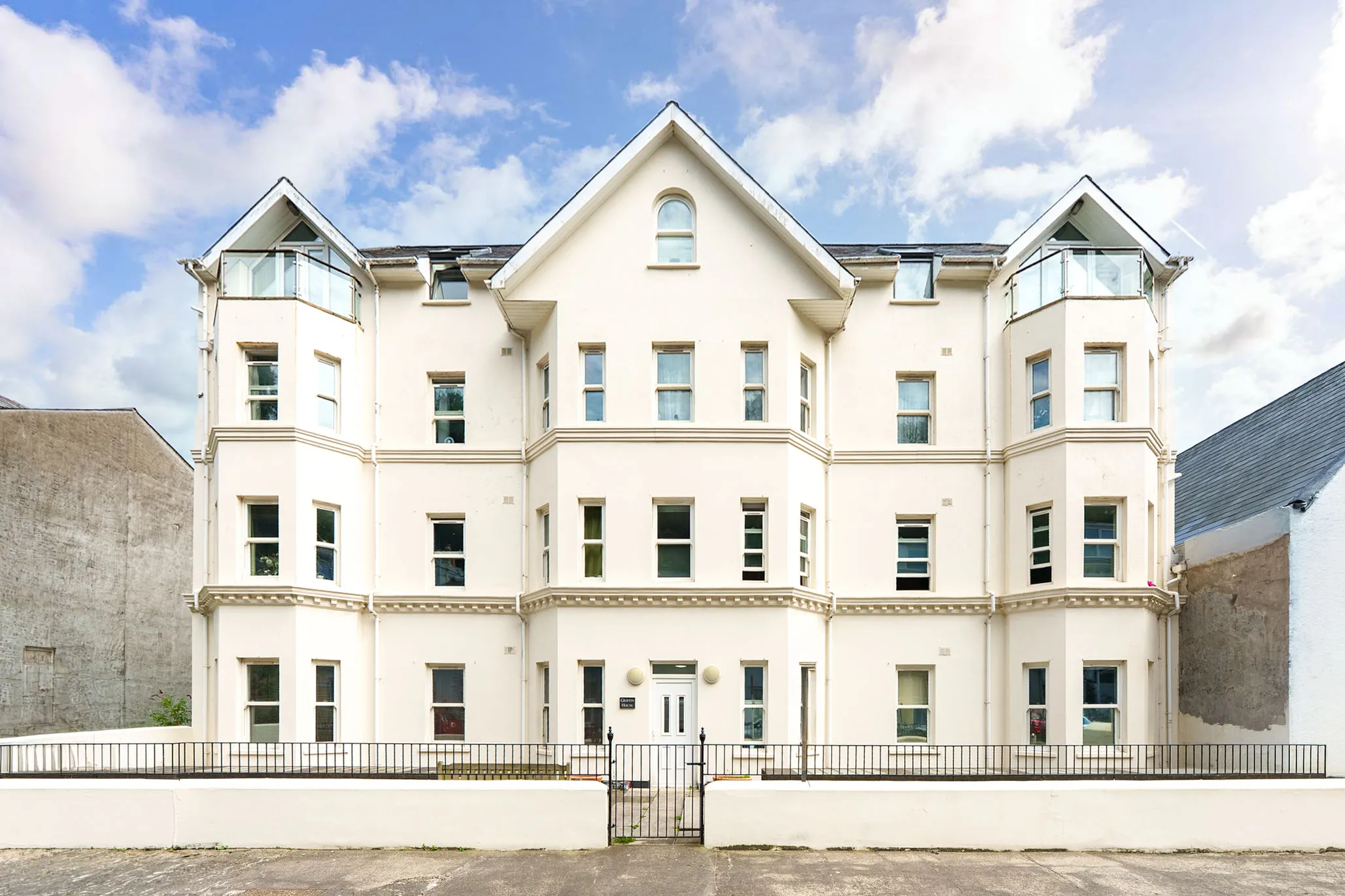 Purpose Built Apartment Just off the Promenade