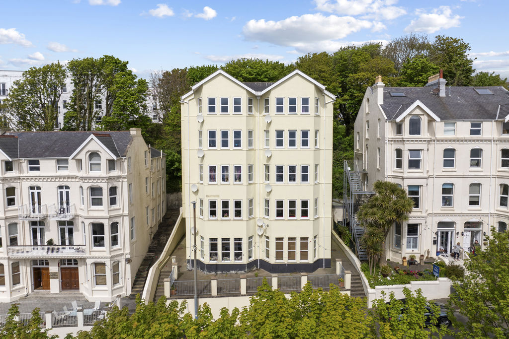 6 Falcon Cliff Apartments, Douglas