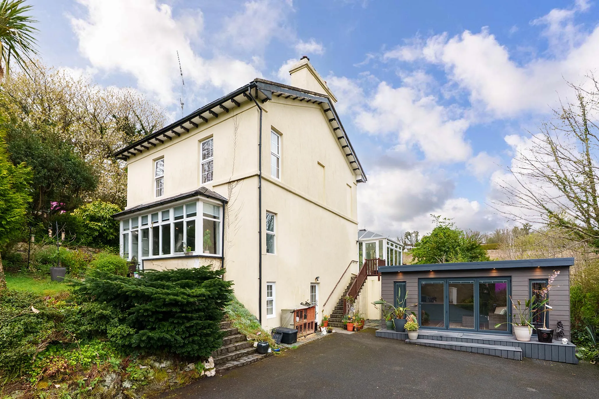 Idyllic Family Home set 0.7 of an Acre