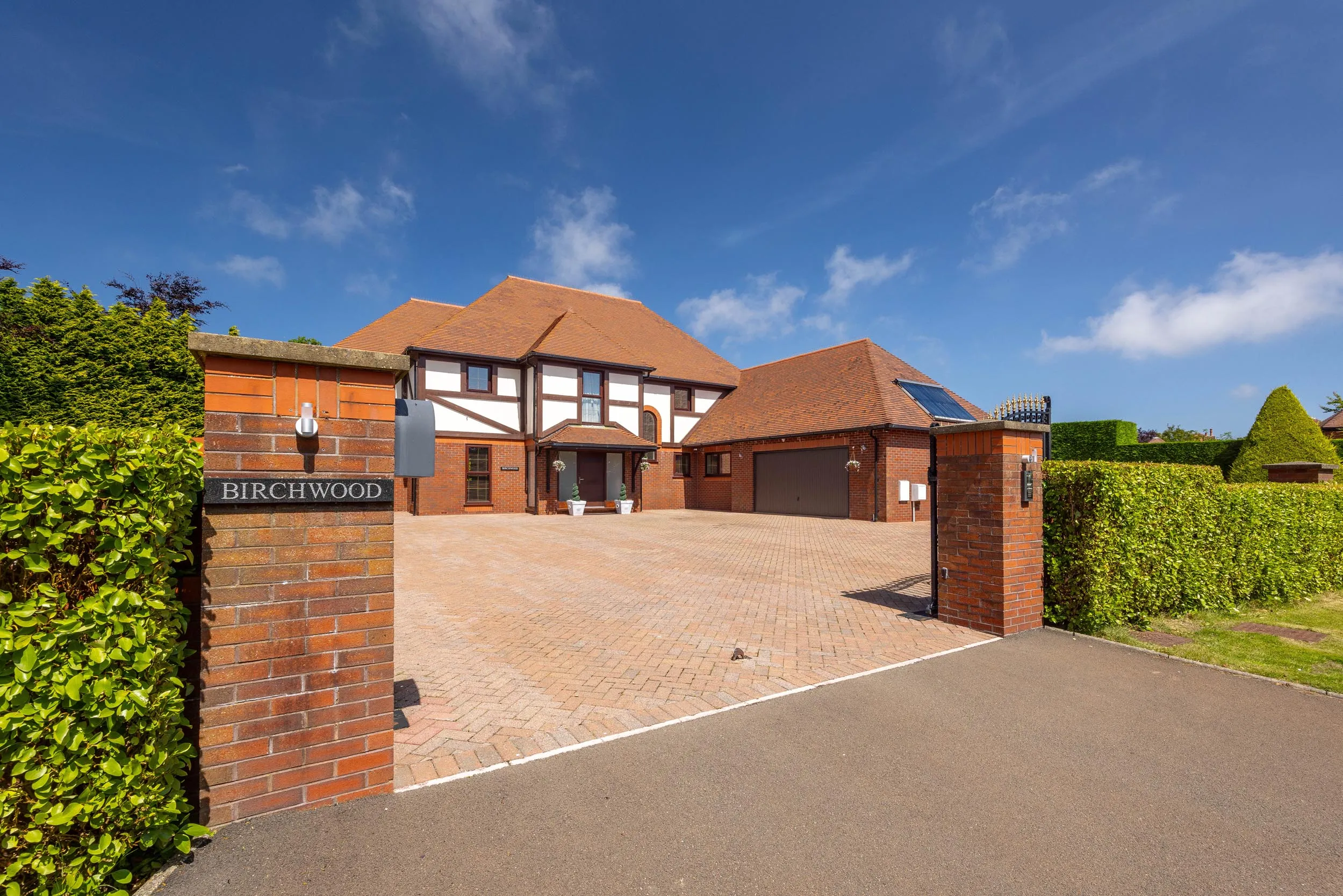 Detached Luxury and Private Residence