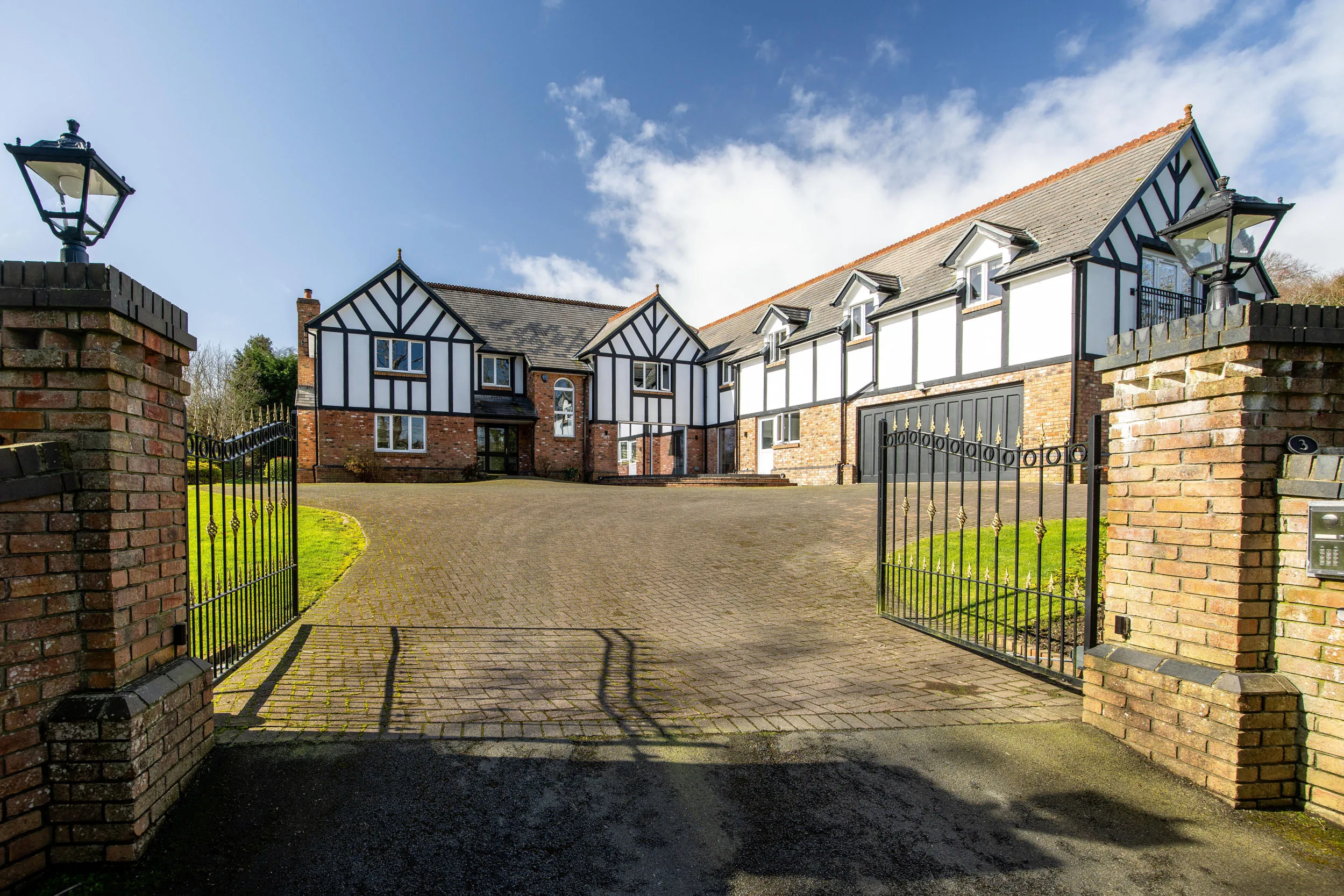 Luxury Family Home Enjoying Beautiful Gardens