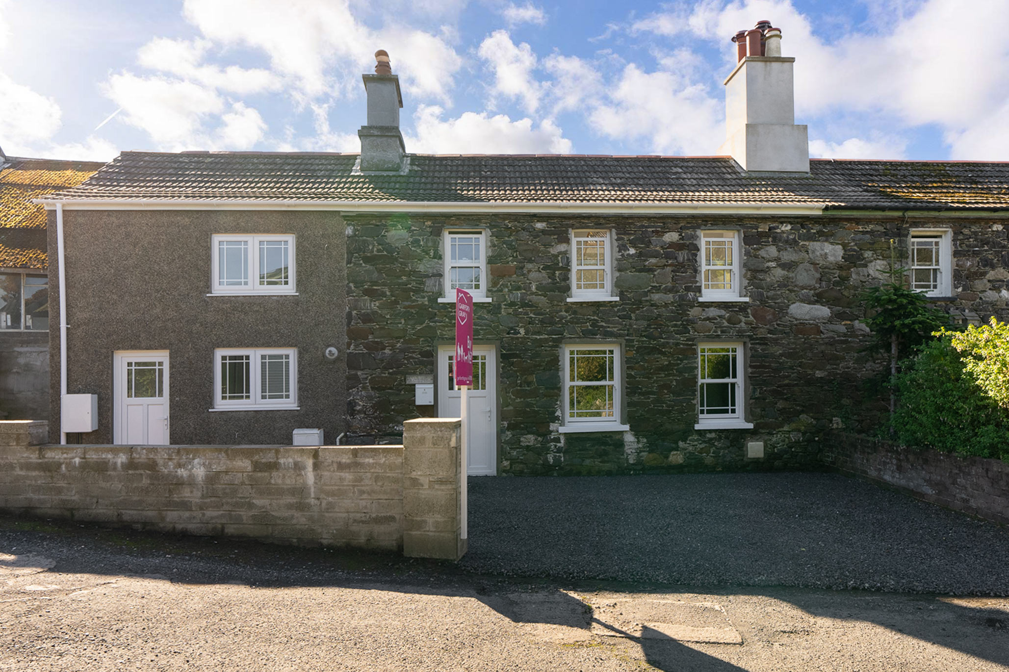 Attractive Semi-Detached Cottage With Parking