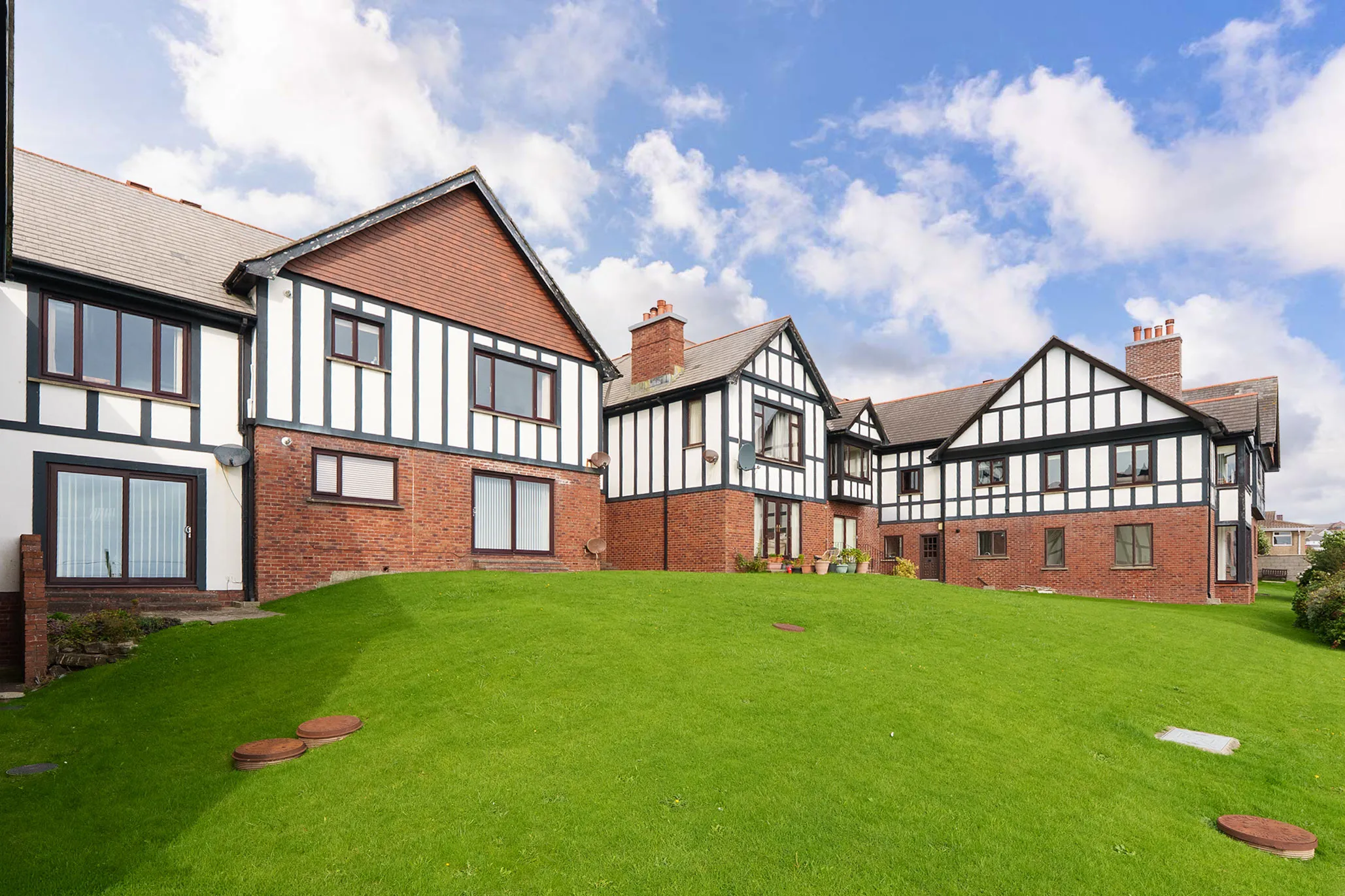 Stylish First Floor Apartment with Lovely Aspects