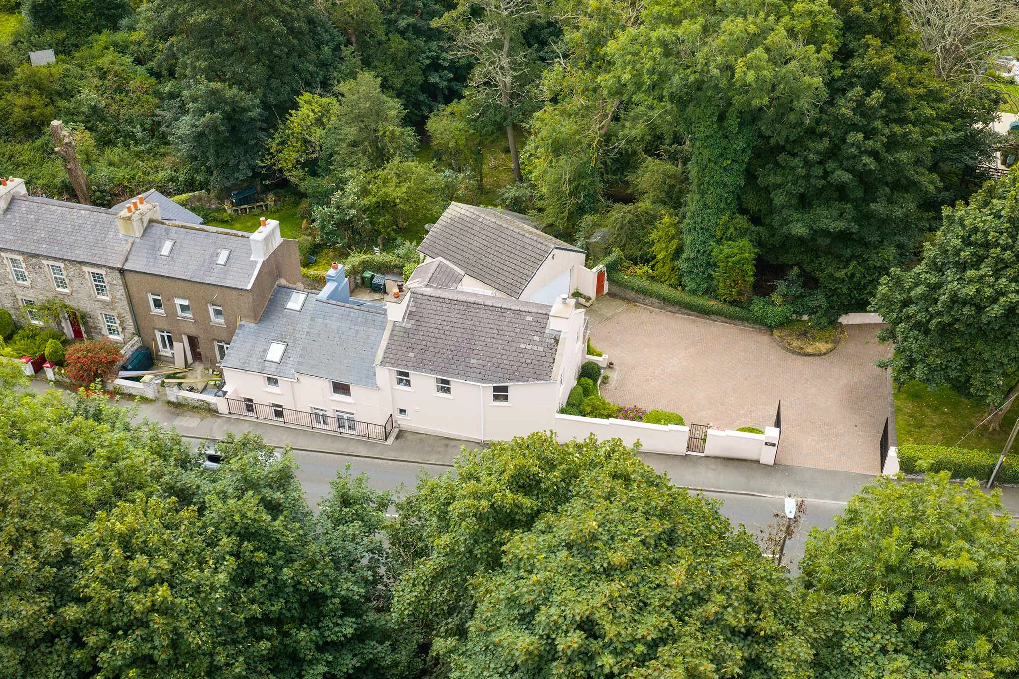 Spacious Cottage with Large Drive & Double Garage