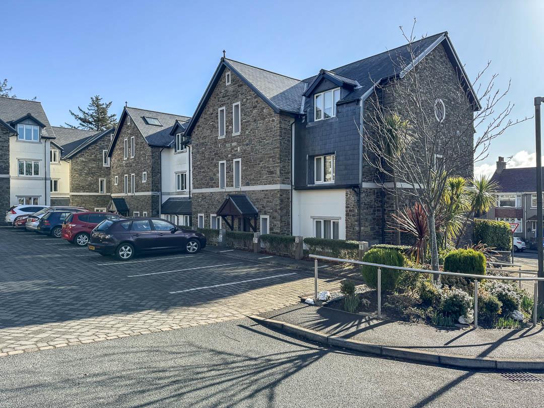 St Ninians Court, Douglas