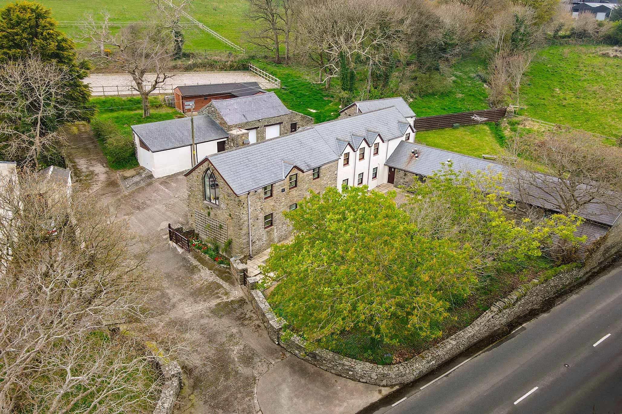 Extensive Country Home with Equestrian Facilities