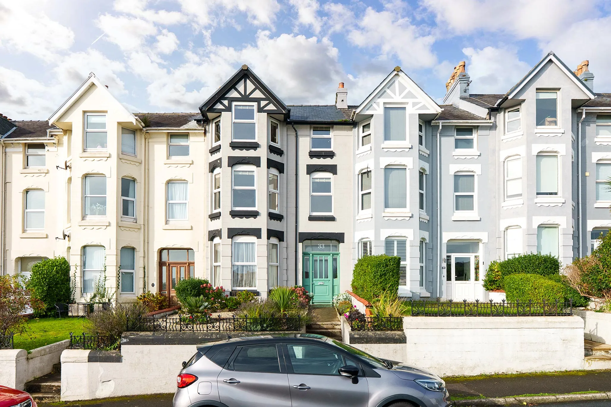 Stylish Two-Bedroom Apartment Overlooking the Glen